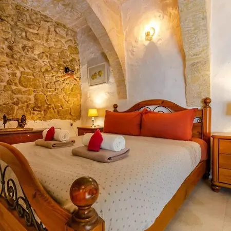 Cosy Hideaways In Traditional Maltese House 4*