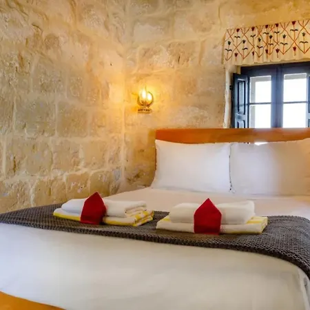 Cosy Hideaways In Traditional Maltese House *
