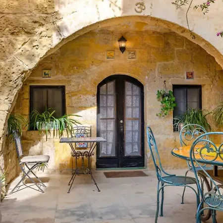 Cosy Hideaways In Traditional Maltese House Guest house
