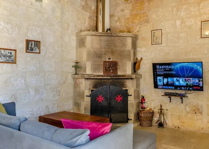 Cosy Hideaways In Traditional Maltese House