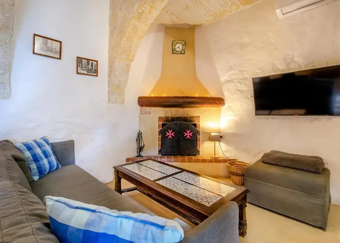 Cosy Hideaways In Traditional Maltese House